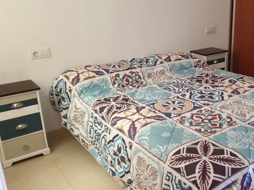 蓬塔德尔西达尔戈Primera linea del mar的一间卧室配有一张床和一个床头柜