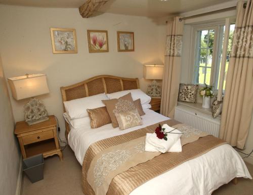 柯比朗斯代尔No 2的一间卧室设有一张大床和一个窗户。