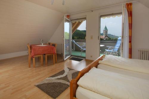 SchelingenZieglers Ferienwohnungen的带沙发、桌子和窗户的客厅