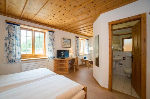 锡尔斯玛丽亚Hotel Sonne Fex Alpine Hideaway的一间卧室设有一张床和一间浴室。