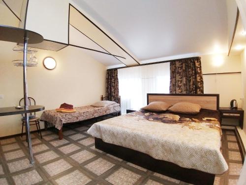 特维尔Sitara Hotel的一间卧室配有两张床和一张桌子