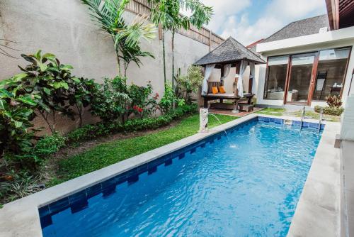 克罗柏坎Aldeoz Grand Kancana Villas Resort Bali的房屋前的游泳池