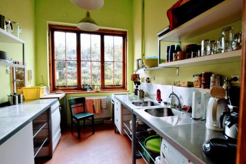 Herberge Orange的厨房或小厨房
