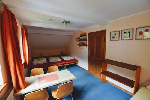 梅森Herberge Orange的配有桌椅和床的房间