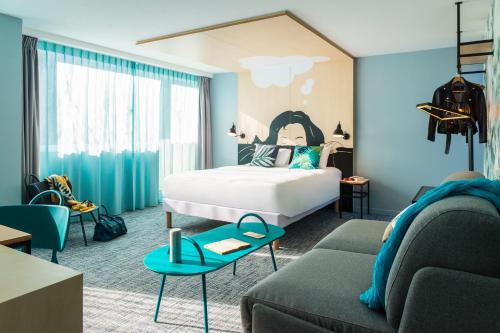 新鲁汶ibis Styles Louvain-la-Neuve Hotel and Events的一间卧室设有一张床和一间客厅。