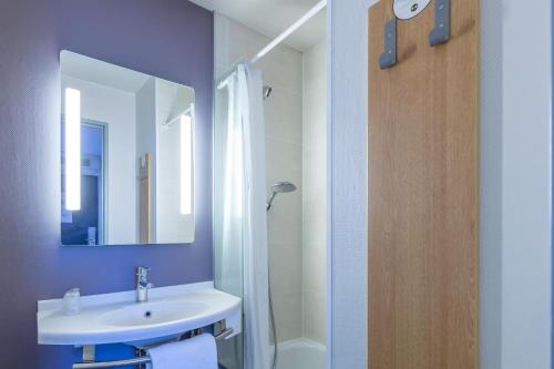 保拉扎克B&B HOTEL Périgueux Boulazac的一间带水槽、镜子和淋浴的浴室