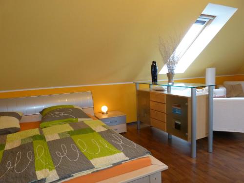 克吕茨Ferienwohnung Sommerwind的一间卧室配有一张床、一张书桌和一个窗户。