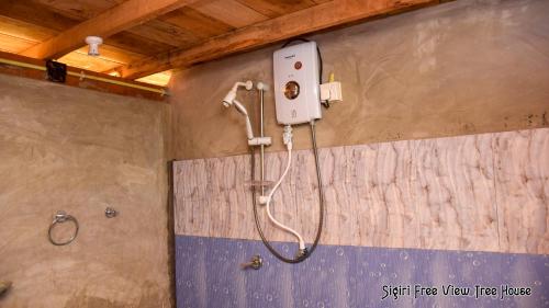 锡吉里亚Sigiriya Free View Tree House & Villa的带淋浴喷头的浴室