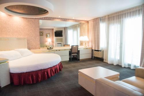 Lakeville湾港度假酒店的配有一张床和一张书桌的酒店客房