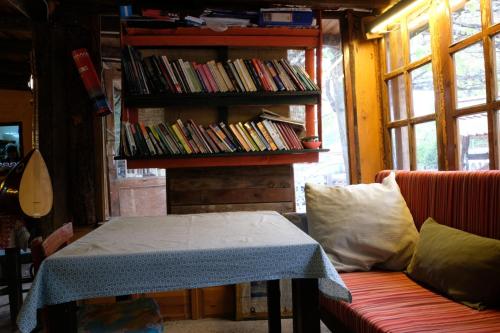 奥林波斯Simurg Evleri Olympos的一间设有桌子和书架的房间