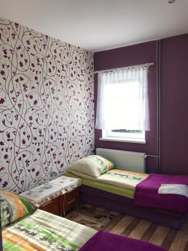 科沙林Restauracja Łania的一间卧室设有两张单人床和一个窗户。