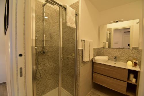 索伦托Effe Home Sorrento的带淋浴和盥洗盆的浴室