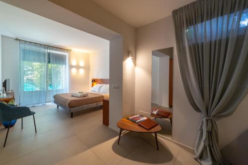 科莫Le Stanze del Lago Suites & Pool的酒店客房设有床和窗户。
