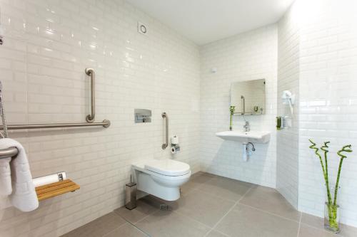 索非亚索菲亚广场酒店的白色的浴室设有卫生间和水槽。