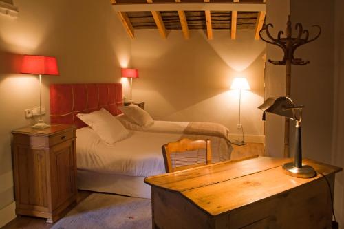 拉伊鲁埃拉CASA ALDABA的一间卧室配有一张床和一张带两盏灯的书桌。