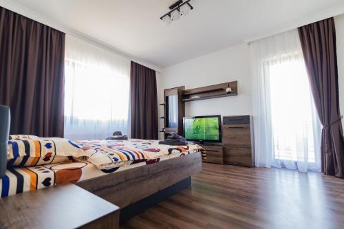 克卢日-纳波卡Aparthotel Laura的酒店客房,配有床和电视