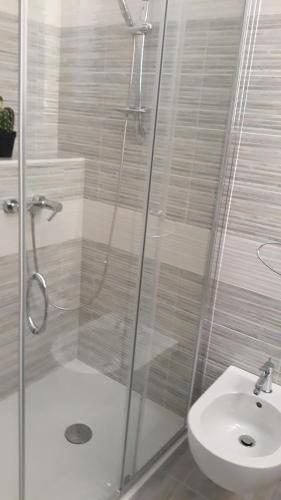 丽都玛里尼CASA & RELAX的带淋浴、卫生间和盥洗盆的浴室