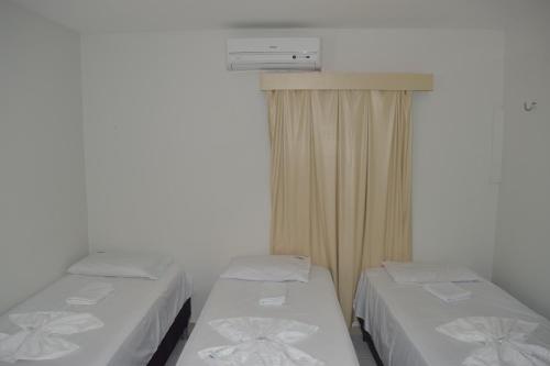 索布拉尔Loura Pousada的小型客房 - 带2张床和窗户
