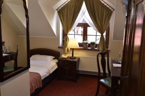 维隆兹隆纳维兰达酒店的一间卧室设有一张床和一个窗口