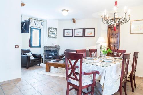 埃尔博斯克Mafloras Suites El Bosque的用餐室以及带桌椅的起居室。