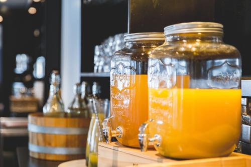 赛比Hotel Viking Aqua Spa & Wellness的两罐橙汁,放在柜台上