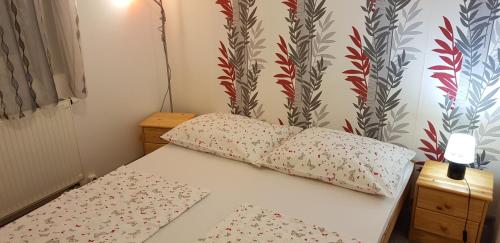 莫劳豪洛姆帕塔基房舍酒店的一间卧室配有一张带枕头的床