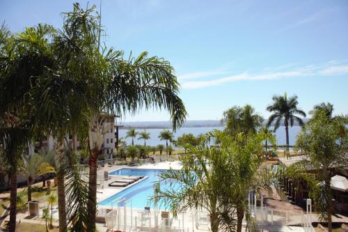巴西利亚Life Resort的享有棕榈树度假村的游泳池景致