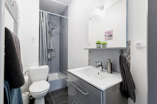 圣路易Comfort Stay Basel Airport 1B46的浴室配有白色水槽和卫生间。