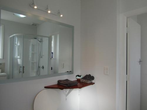 皮克顿桑尼维尔海滨汽车旅馆的一间带大镜子和盥洗盆的浴室