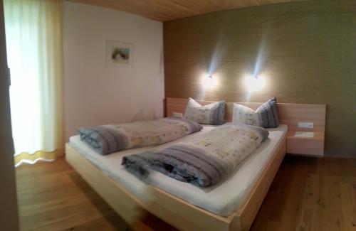 达米尔斯阿贝尔公寓的一间卧室配有一张大床和两个枕头