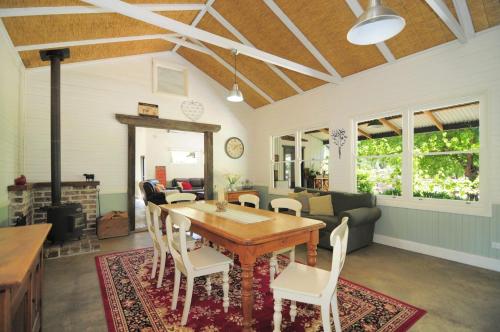 Upper Kangaroo RiverSpring Grove Dairy Picturesque views的客厅配有木桌和椅子