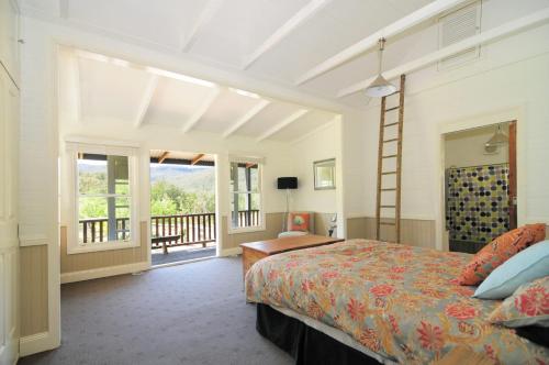 Upper Kangaroo RiverSpring Grove Dairy Picturesque views的一间卧室设有一张床和一个阳台