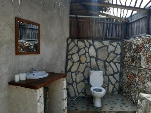 内布拉拉Mulia Bungalows的一间带卫生间和水槽的浴室