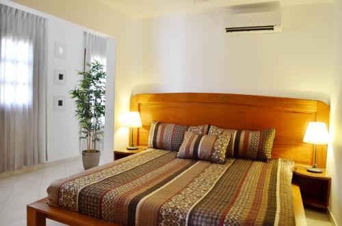 Beach Villas & Apartments Larimar客房内的一张或多张床位