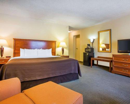 亚特兰大Budgetel Inn & Suites Atlanta的酒店客房,配有床和电视