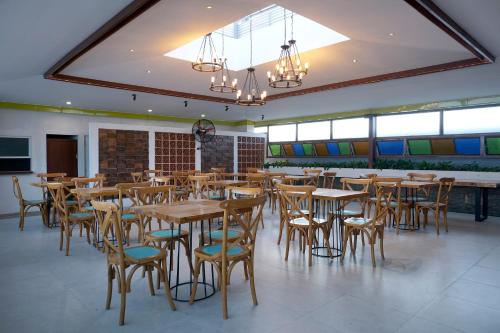 日惹Grand Omah Sastro的一间设有木桌和椅子的餐厅