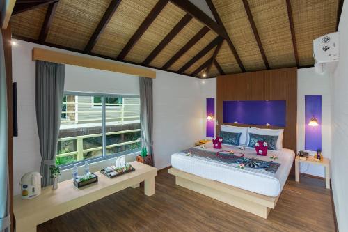 皮皮岛PP Erawan Palms Resort- SHA Extra Plus的一间卧室设有一张大床和一个大窗户