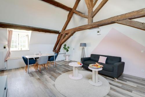 MoisenayDomaine des Trois chateaux的客厅配有沙发和桌子