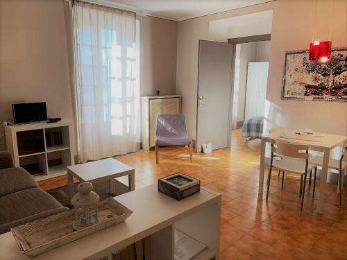 奥尔塔圣朱利奥-Ortaflats- Appartamento L'Angolo的客厅配有沙发和桌子