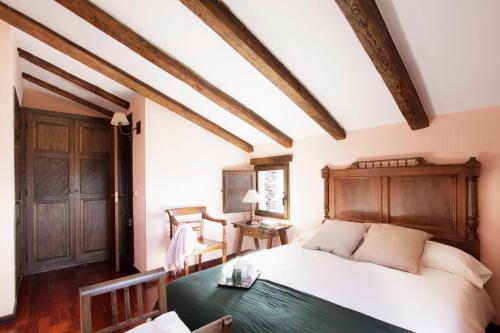 CampillejoLa Pizarra Negra的卧室配有白色的床和绿桌