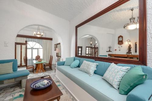 纳克索乔拉Naxos Center Houses的客厅配有蓝色的沙发和桌子