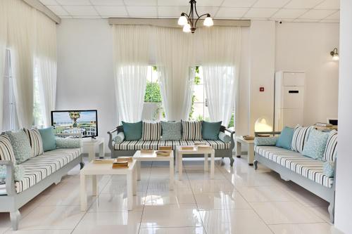 埃利亚Acrotel Elea Beach的客厅配有两张沙发和一张桌子