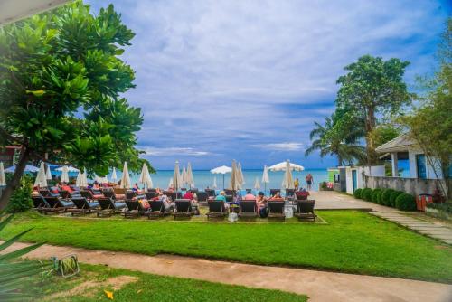 拉迈The Hive Hotel的海滩上设有1间带椅子和遮阳伞的餐厅