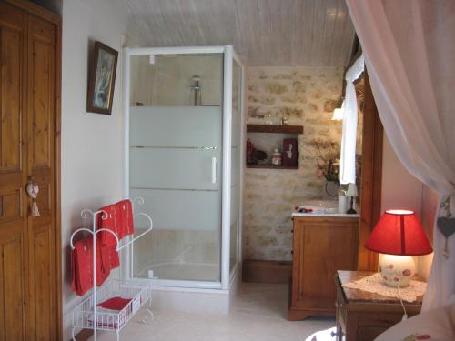 特里泽La Roseraie的带淋浴的浴室和玻璃门