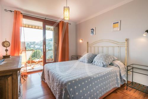 卡莱利亚德帕拉弗鲁赫尔Antora B by SeaMount Rentals的一间卧室设有一张床和一个大窗户