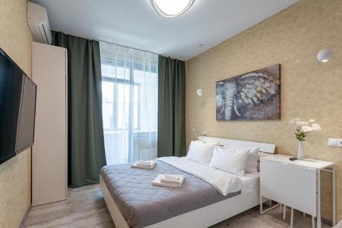 莫斯科Second house的酒店客房设有床和窗户。