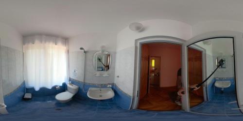 Chervena Lokva达斯卡洛夫旅馆的蓝色和白色的浴室设有两个水槽和淋浴