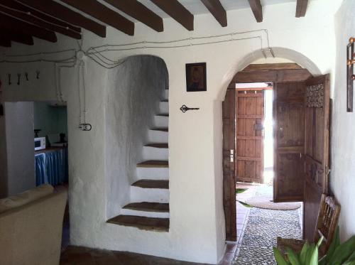 卡萨韦梅哈La Casa de Corruco的一间有楼梯的房间,位于有门的房子里