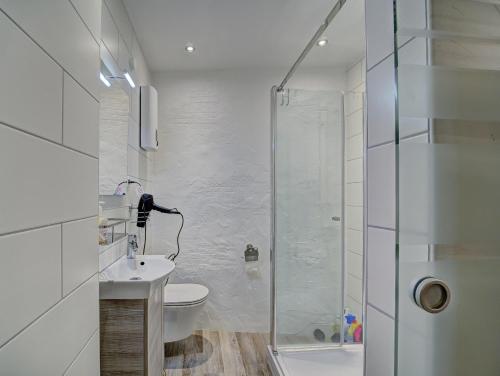 蒙绍Gästehaus Eschbach的带淋浴、卫生间和盥洗盆的浴室