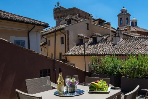 罗马纳沃纳色彩酒店的阳台上的桌子上放着一碗水果